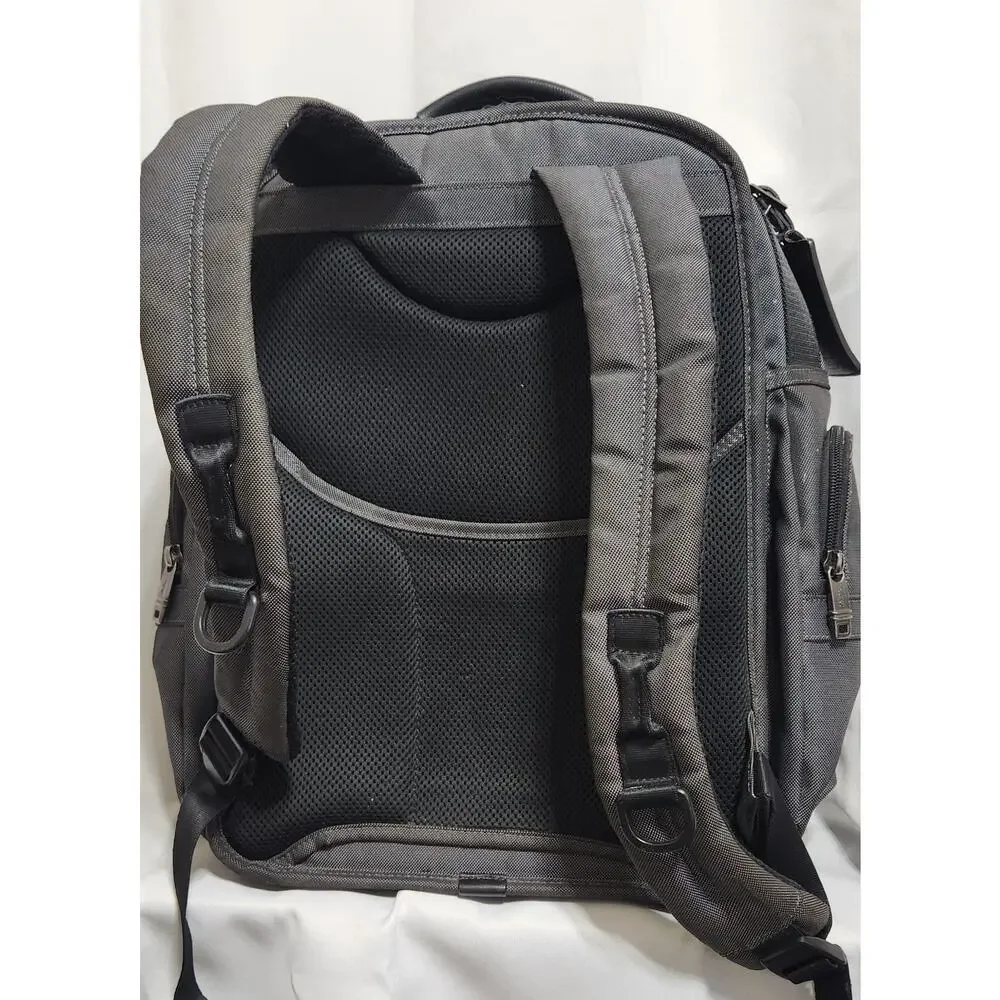 Tumi solid closure quality